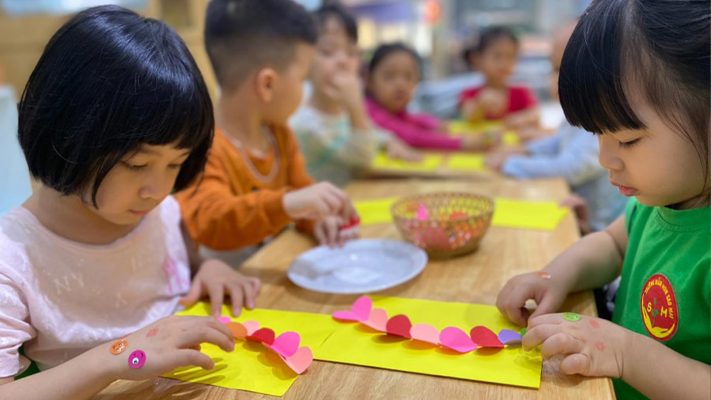 Bé làm thiệp tặng mẹ nhân ngày 20/10