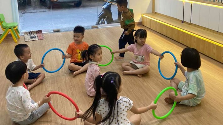Các bé chơi trò chơi "Chuột vào hang"