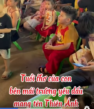 "TUỔI THƠ CỦA CON RỰC RỠ DƯỚI MÁI NHÀ THIÊN ÁNH – LỜI TRI ÂN GỬI ĐẾN NHỮNG NGƯỜI THẮP SÁNG TUỔI THƠ!! Tôi biết rằng Tuổi thơ của con không được đo bằng thời gian, mà được đo bằng những khoảnh khắc khiến trái tim con biết vui, biết cười, biết háo hức .Và tôi đã thấy Trường Mầm Non Thiên Ánh chính là nơi chứa tất cả những khoảnh khắc ấy trong ánh mắt thiên thần bé nhỏ của tôi Nhớ Có những buổi sáng bật dậy kêu tôi: Mẹ ơi, mẹ cho con đi học sớm nhé, cô dặn con đi sớm để học bài” .Rồi có những khi con chạy thật nhanh vào lớp, quên cả quay lại chào tôi… vì con biết phía trước đó là vòng tay ấm của các cô. Có những chiều con vừa bước ra cổng đã líu lo kể chuyện hôm nay cô dạy con điều gì, bạn nào làm con cười, con vẽ được hình gì, con thuộc bài hát nào và liên tục đòi mẹ mở nhạc giống trên lớp để con tập nhảy tập múa cho mẹ xem. Nhìn con hồn nhiên như thế, tôi hiểu rằng: con đang hạnh phúc. Và sự hạnh phúc ấy không đến từ may mắn – mà đến từ những thầy cô tận tụy, kiên nhẫn và đầy yêu thương. Nhưng có lẽ khoảnh khắc khiến tôi xúc động nhất vẫn là đoạn video Trung Thu – mùa rồng, mùa lân đầy sắc đỏ, sắc vàng, cùng tiếng trống dội vào không khí như đánh thức cả không gian. Con ngồi đó, nhỏ bé giữa muôn màu, nhưng đôi mắt con thì sáng rực. Con mở to mắt nhìn những cú nhảy mạnh mẽ của lân, tiếng đuôi rồng uốn lượn mềm mại, tiếng trống rộn ràng khiến đôi chân con muốn nhún theo. Và khi con bất chợt quay lại nhìn tôi với nụ cười rạng rỡ – nụ cười không giấu được niềm vui – tôi biết rằng mình đã chọn đúng nơi gửi gắm tuổi thơ của con. Không phải gia đình nào cũng tìm được một mái trường khiến con vui đến mức quên cả sợ hãi, quên cả nhút nhát, quên cả những ngày khóc nhè ban đầu. Vậy mà Thiên Ánh đã làm được điều đó – nhẹ nhàng, tự nhiên, đầy yêu thương. Tôi muốn gửi lời tri ân chân thành tới các thầy cô: Cảm ơn vì đã trao cho con những bài học đầu đời bằng cả trái tim. Cảm ơn vì đã luôn mỉm cười dù có những ngày thật mệt. Cảm ơn vì đã hiểu con, thương con, kiên nhẫn với con. Cảm ơn vì đã tạo ra những mùa Trung Thu như thế không chỉ đẹp mà còn trở thành kỷ niệm tuổi thơ không thể quên. Cảm ơn vì dù có mệ mỏi, có khó khăn nhưng các cô vẫn luôn dành cho các con những điều tốt đẹp nhất. Cảm ơn vì đã giúp tôi tin rằng: con đang lớn lên trong tình yêu và sự tử tế. Ngày 20/11 không chỉ là ngày của nhà giáo. Với tôi, đó còn là ngày để ghi nhớ rằng hành trình lớn lên của con có dấu tay của thầy cô trên từng bước đi. Chúc các thầy cô mãi giữ được ngọn lửa yêu nghề. Chúc mái nhà Thiên Ánh tiếp tục là nơi làm rực sáng thêm nhiều bầu trời tuổi thơ – như đã rực sáng tuổi thơ của con. Bởi vì ở Thiên Ánh, con không chỉ học – mà là nơi để các con được sống một tuổi thơ thật trọn vẹn."