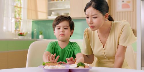 Phải làm gì khi trẻ không chịu ăn rau?
